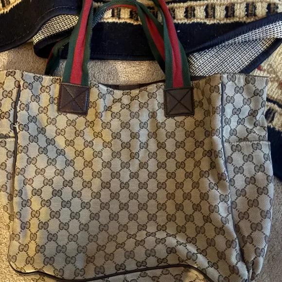 Gucci bag with flaws shown in live - Picture 2 of 15